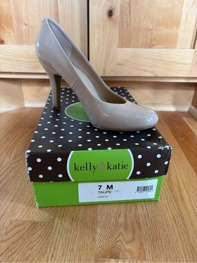 Kelly & Katie Taupe Patent Round-Toe High Heels size 7 4 inch heels